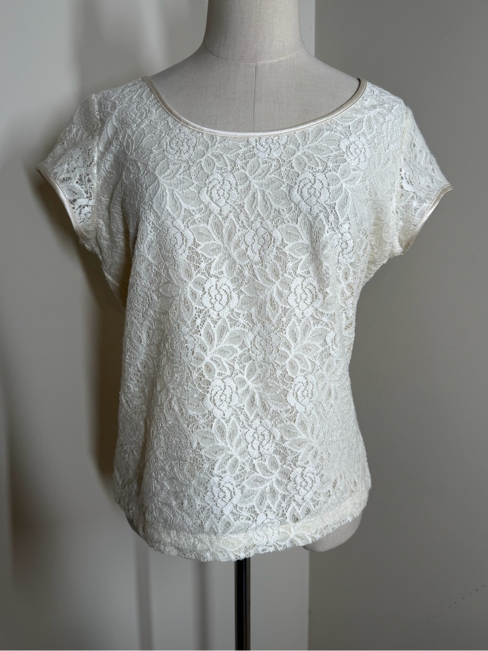 Ann Taylor Women’s Cream Lace Overlay -SZ M- Short Sleeve Top